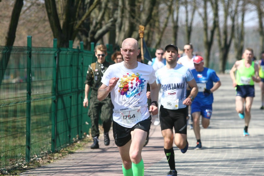 Biegli w niedzielę nad Zalewem Zemborzyckiem. To ostatni bieg z cyklu "Cztery Dychy do Maratonu" [DUŻO ZDJĘĆ]