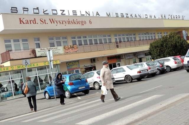 50 tysięcy zł - nawet na takie sumy zadłużone są mieszkania, na przykład w SM Na Skarpie. Na zdjęciu siedziba władz spółdzielni