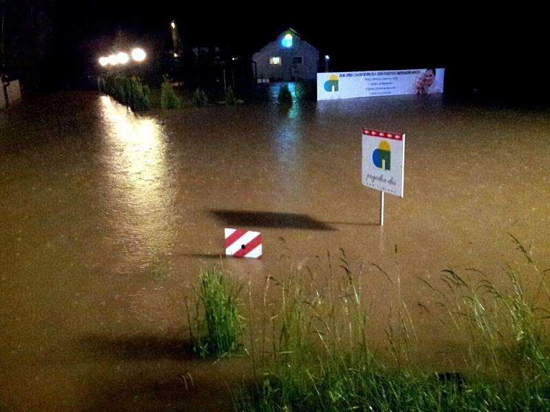 Dąbrowa. 6 lat temu po gwałtownej ulewie pontonami ewakuowano mieszkańców Domu Opieki [ZDJĘCIA]