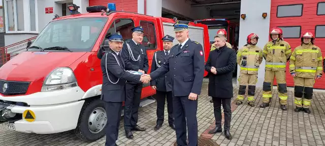 Strażacy - ochotnicy z Klwowa otrzymali nowy wóz strażacki, który będzie im służył w akcjach ratowniczych.