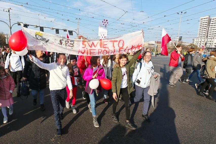 Radosna Parada Niepodległości przeszła przez Wrocław [ZDJĘCIA]