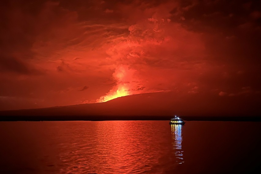 Erupcja wulkanu La Cumbre. Lawa spływa po zboczach