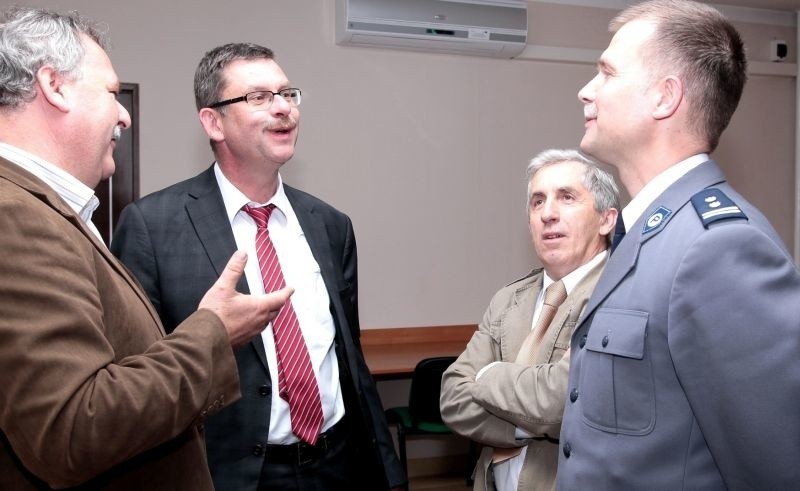 Burmistrz Carsten Kraetschmer (drugi z lewej) rozmawiał w...