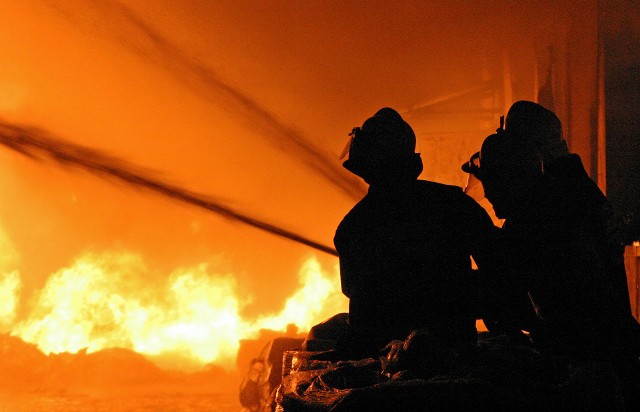 Strażacy w nocy ugasili pożar budynku gospodarczego w Grudziądzu. Zdjęcie ilustracyjne.