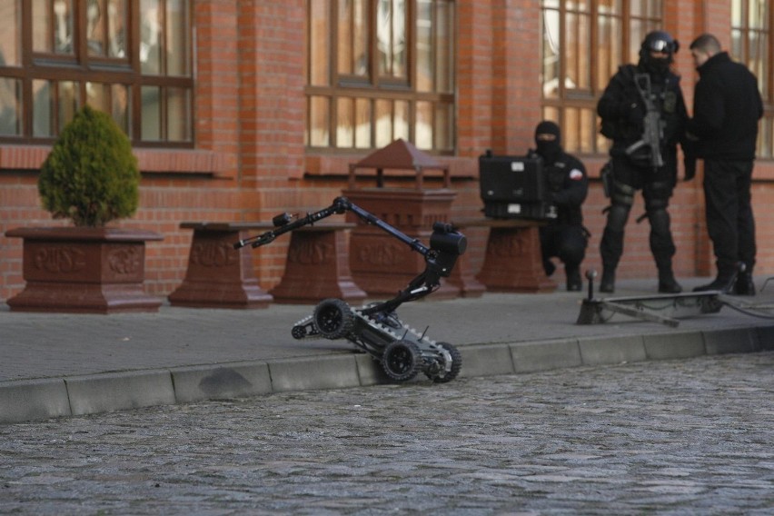 Bomba w PWSZ. Terroryści wzięli zakładników (ZDJĘCIA)