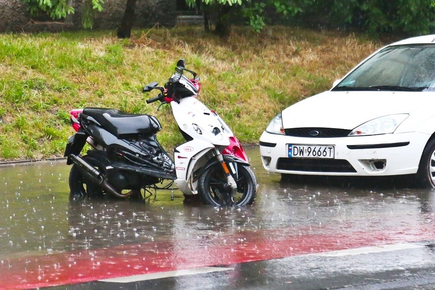 Zalane wrocławskie chodniki, parkingi i przejścia podziemne