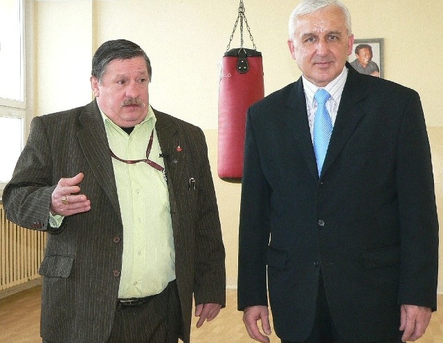 Mistrz świata Henryk Średnicki (z lewej) gościł w Busku na zaproszenie Waldemara Sikory, prezesa Porozumienia Samorządowego.
