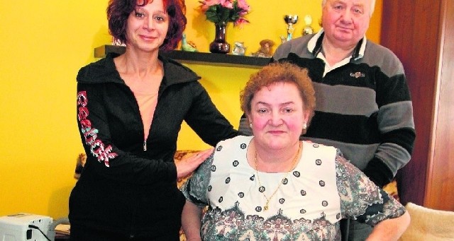 Leokadia Salwa  straciła lewą nogę z powodu powikłań cukrzycy, na co dzień wspierają ją mąż Tadeusz i sąsiadka Urszula Woźniak, która zorganizowała akcję zbierania na schodołaz.