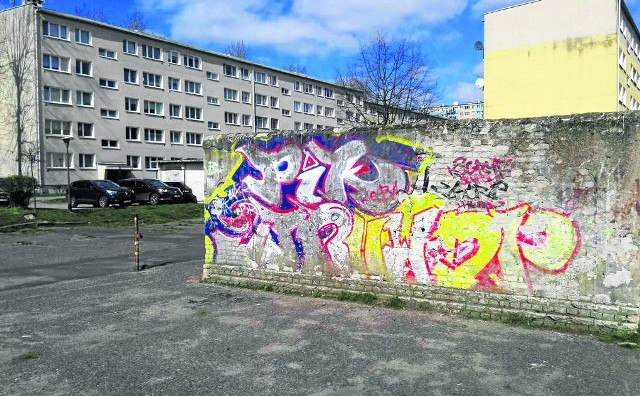 Zgodnie z planem zagospodarowania przestrzennego teren przy ul. Królowej Jadwigi jest oznaczony jako sportowo-rekreacyjny. Parkingu nie może tam być.