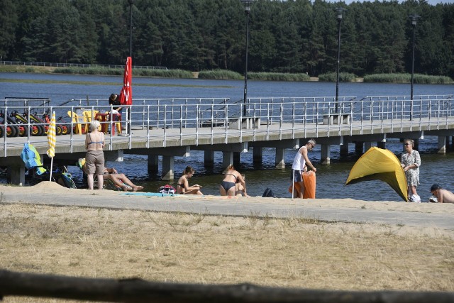 Sprawdziliśmy, jak upłynęła niedziela,16 sierpnia, na kąpielisku w podkieleckim Borkowie. Bezchmurne niebo i bardzo wysoka temperatura zachęcała w sierpniową niedzielę do wypoczynku. Z kąpieli słonecznych i zabaw w wodzie korzystała młodzież i całe rodziny z dziećmi. Jak mówili plażowicze, wspaniała aura wprost kusiła, by wyjść z domu i wypoczywać nad wodą.   Zobaczcie na kolejnych slajdach jak wypoczywano w Borkowie w niedzielę 16 sierpnia