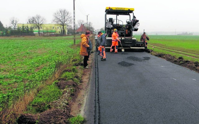 Jesienne budowanie w gminie SkokiPogoda sprzyja pracom drogowym