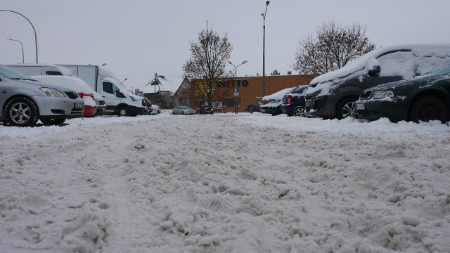 Tak wyglądają chodniki i parkingi w Opolu. Nikt od kilku dni ich nie odśnieżył.