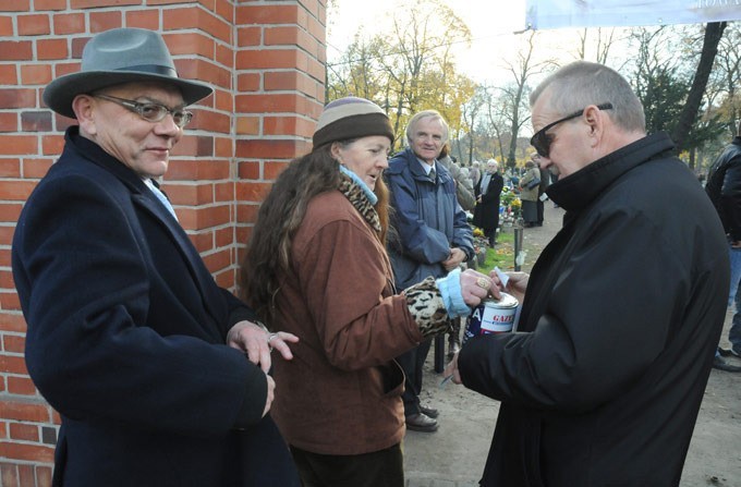 Zaduma w ciszy i jesiennym słońcu