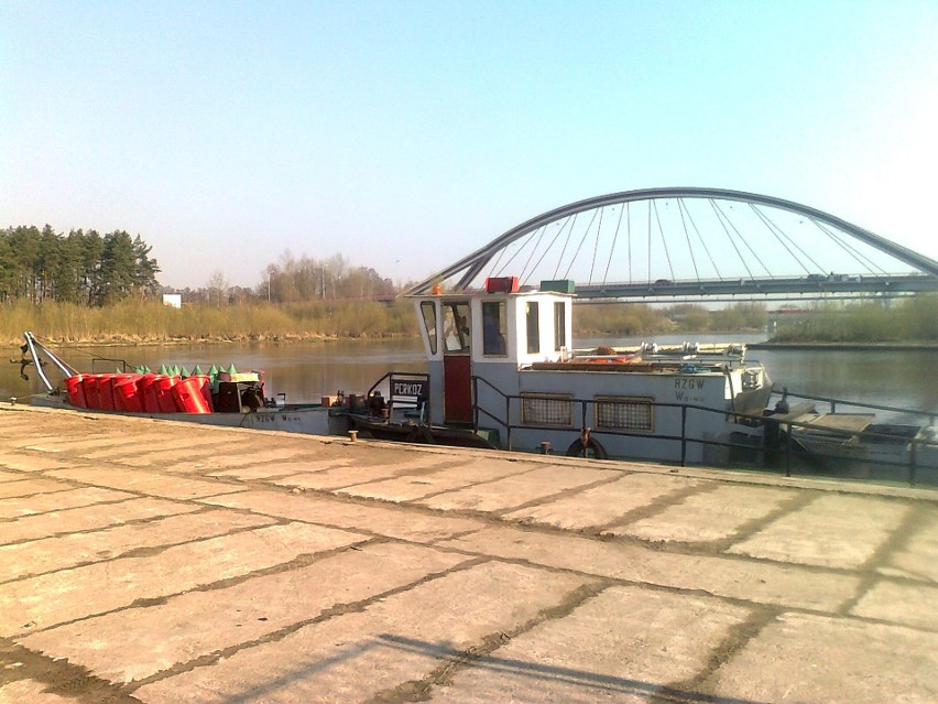 Wody Polskie w Ostrołęce rozpoczęły oznakowywanie szlaku żeglownego na rzece Narew bojami pływającymi