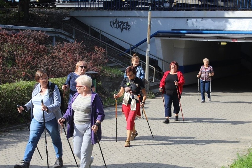 Mieszkańcy Bukowna wzięli udział w marszu  Nordic Walking "Moda na zdrowie"