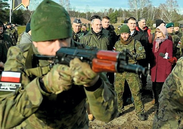 Minister Obrony Narodowej Antoni Macierewicz w Wesołej pod Warszawą oglądał ćwiczenia organizacji paramilitarnych.