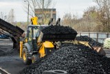 W Jastrzębiu węgiel, którym handluje miasto dociera już do mieszkańców. Jest w domach kilkudziesięciu osób. W kolejce czeka jeszcze kilkaset