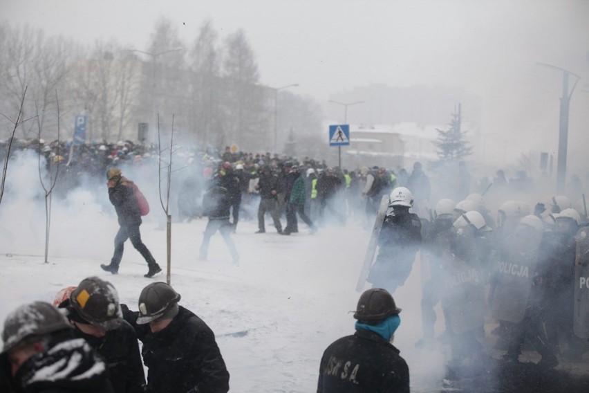 Strajk JSW: Bitwa górników z policją przed siedzibą JSW