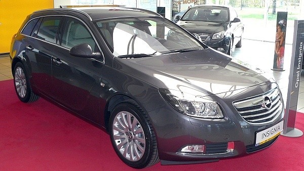 Opel insignia sports tourer, czyli kombi, ma dynamiczną, zarazem elegancką linię nadwozia. Najtańsza wersja tego modelu, z silnikiem benzynowym o pojemności 1,6 litra i mocy 115 koni, kosztuje 83 400 złotych. Za auto z dieslem 2,0/110 KM trzeba zapłacić minimum 96 400 złotych.