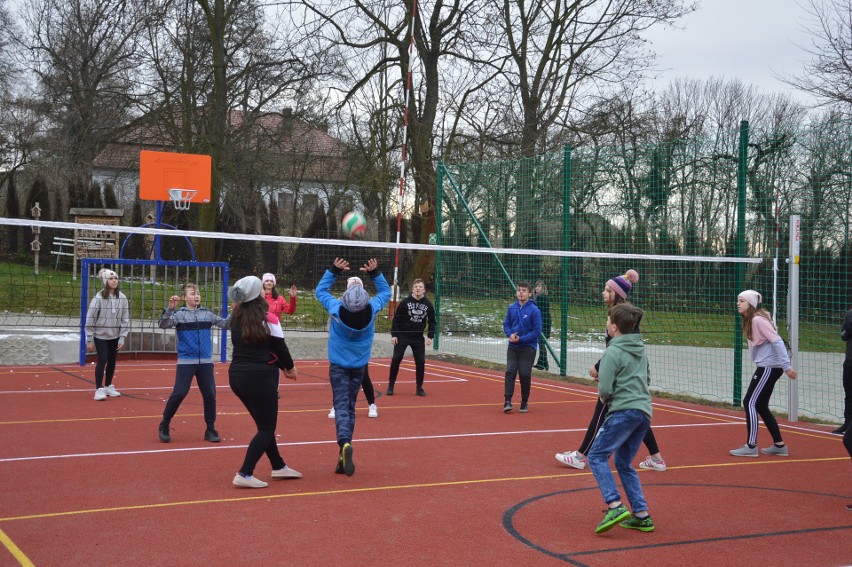 Żębocin. Szkoła Podstawowa ma nowe boisko sportowe