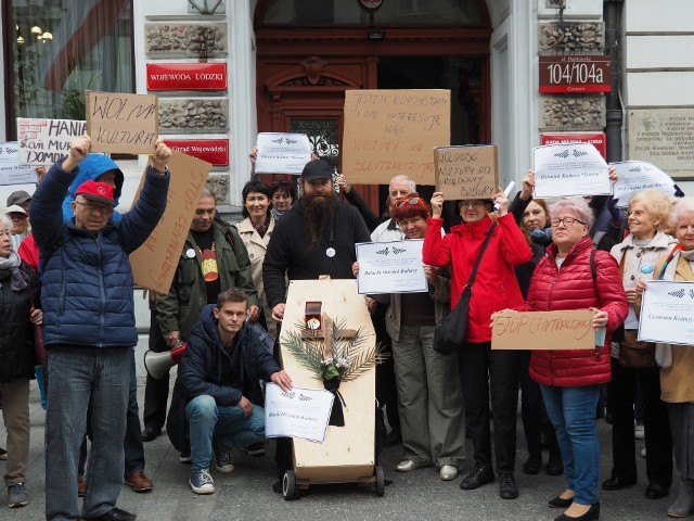 Protest pracowników domów kultury pod Urzędem Miasta Łodzi