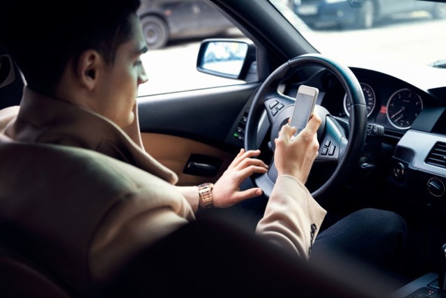 Sama rozmowa przez telefon komórkowy podczas jazdy samochodem może prowadzić do wielu niebezpiecznych sytuacji, a co dopiero odbieranie czy wysyłanie esemesów lub też bardzo popularne obecnie przeglądanie portali społecznościowych. Czy jednak zawsze zdajemy sobie z tego sprawę?Fot. 123RF
