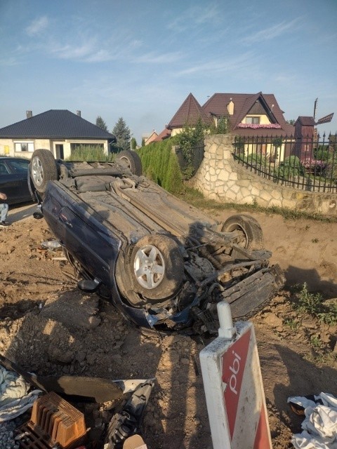 Pijana kobieta wjechała do rowu. Do szpitala trafiły dwie osoby [ZDJĘCIA]