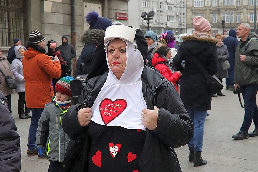 Parada karnawałowa w Łodzi. Korowód przebierańców przeszedł ulicą Piotrkowską. Zobaczcie zdjęcia!