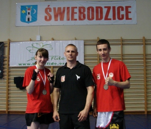 Medaliści ze Sportowego Klubu Kick-Boxingu Politechniki Lubelskiej razem z trenerem