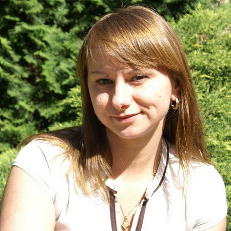 Edyta Rakowska ma 29 lat, od 10 lat pracuje w Wojewódzkim Urzędzie Pracy. Robi aplikację radcowską. Lubi czytać i jeździć na rowerze. 