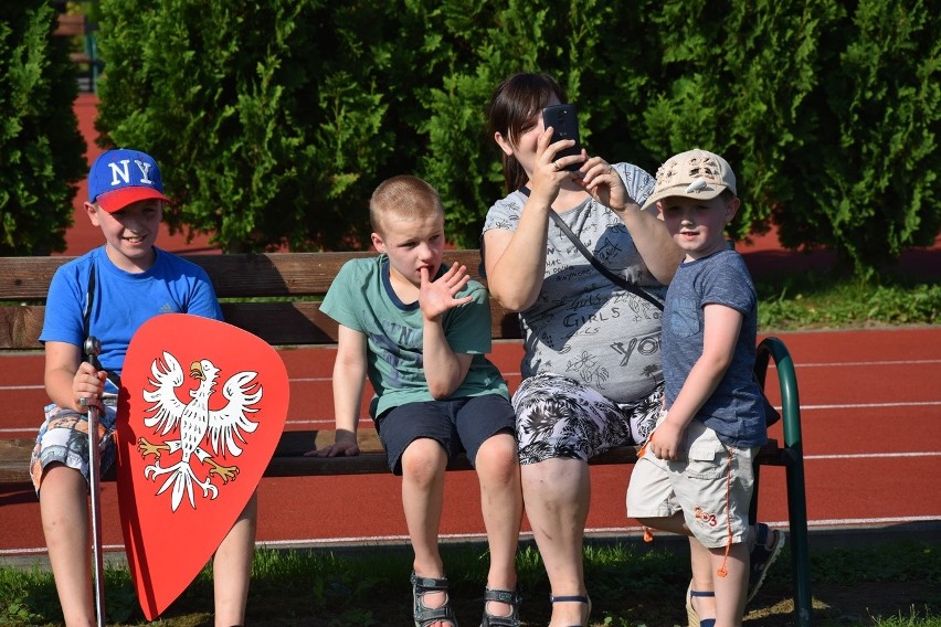 Wilczyska. Z Bobowej pod Grunwald - piknik rycerski wokół amfiteatru. Motocykliści zbierali datki na dzwony do kościoła św. Zofii