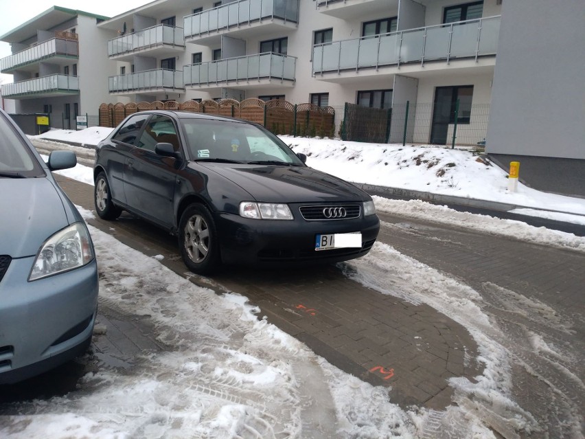 Audi zaparkowało na chodniku przy Hetmańskiej