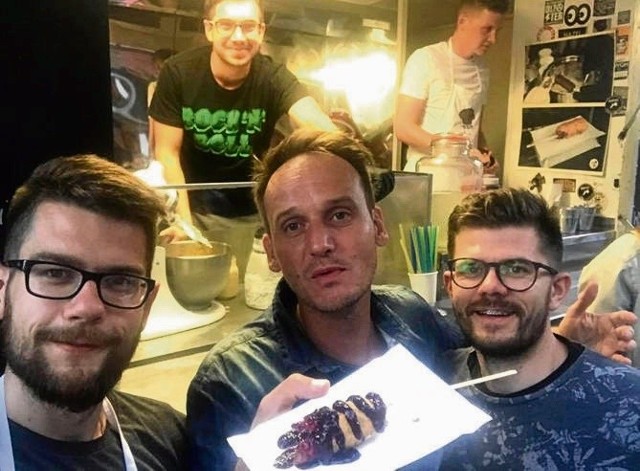  Znany kucharz Pascal Brodnicki też skusił się na smakołyki u „Pana Batona”, którego food truck również zawita do Stalowej Woli