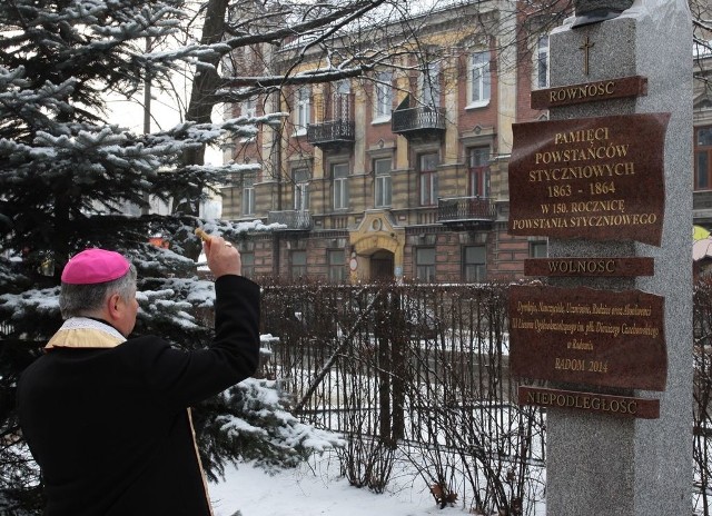 Biskup Henryk Tomasik poświęcił nowy pomnik.