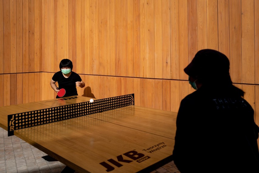 Odwiedzający grają w tenisa stołowego w polskim pawilonie, 7...