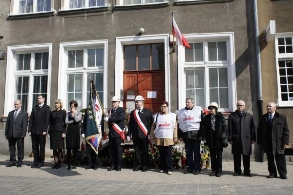 Karawan z trumną z ciałem Macieja Płażyńskiego na ulicach Gdańska (zdjęcia i wideo)