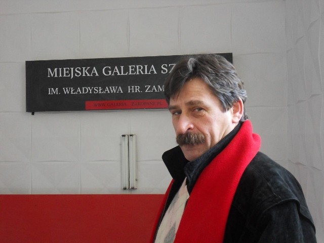 Jacek Michal Szpak przed Miejską Galerią Sztuki w Zakopanem.