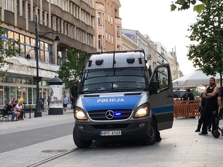 Wyzywał przechodniów na Piotrkowskiej - interweniowała straż miejska i policja ZDJĘCIA