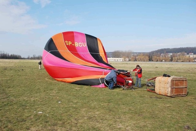 Lotem balonem z Pińczowa do Tura w gminie Michałów zainaugurowano na Ponidziu tegoroczny sezon lotniczy. 