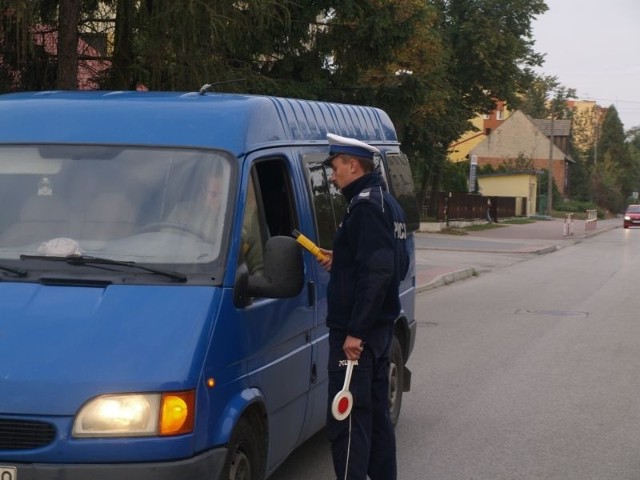 Blisko 6,5 tysiąca przebadali policjanci w poniedziałek rano na drogach w województwie świętokrzyskim. 30 jechało na tak zwanym "podwójnym gazie&#8221;.