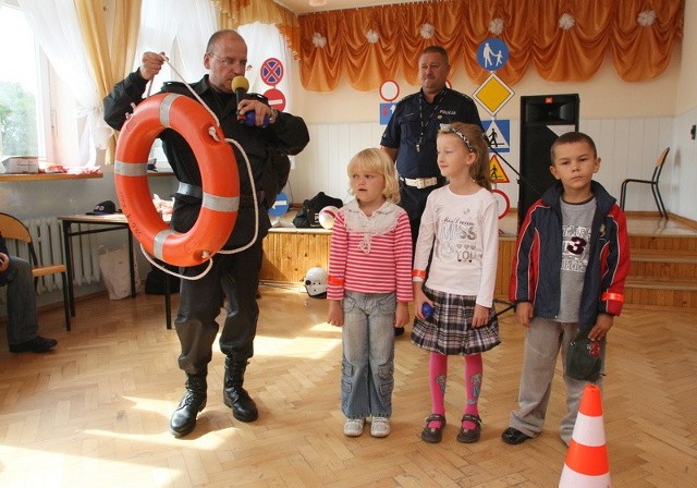 Konkursy dla dzieciaków prowadził kapitan Paweł Łacisz z Komendy Miejskiej Państwowej Straży Pożarnej w Kielcach.