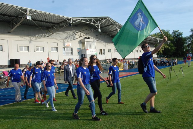 Ceremonia otwarcia igrzysk, tak jak dwa lata temu, na stadionie w Szubinie. Na zdjęciu na murawę wkracza ekipa z gminy Mrocza
