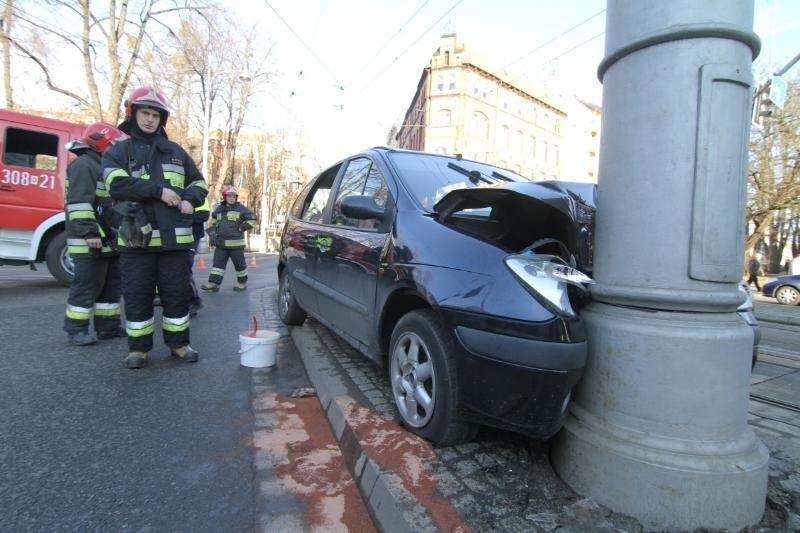 Wrocław: Wypadek na Poniatowskiego. Cztery osoby ranne (ZDJĘCIA)