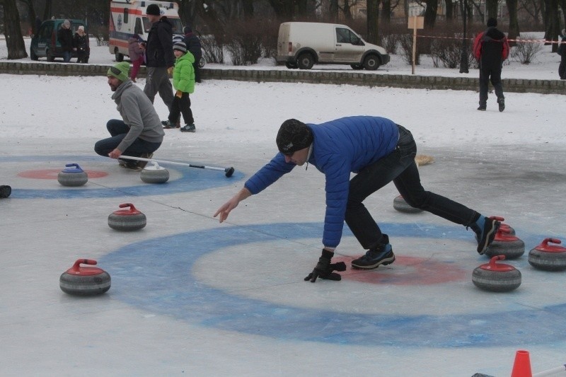 Śledź Winter Games w Parku Staromiejskim, czyli zabawa na nowym lodowisku [zdjęcia]
