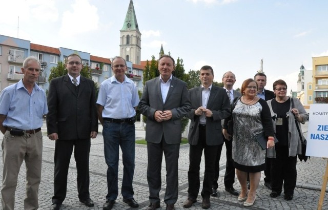 Sylwester Lewicki (czwarty od lewej) ze swoim komitetem na konferencji zorganizowanej na oleskim Rynku.