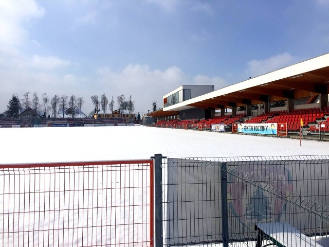 Przekładanie wiosennych meczów w niższych ligach to norma. Na zdjęciu stadion Puszczy Niepołomice