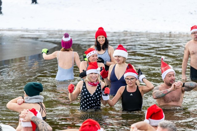 Mikołajkowe morsowanie na plaży Dojlidy (5 grudnia 2021 r.).