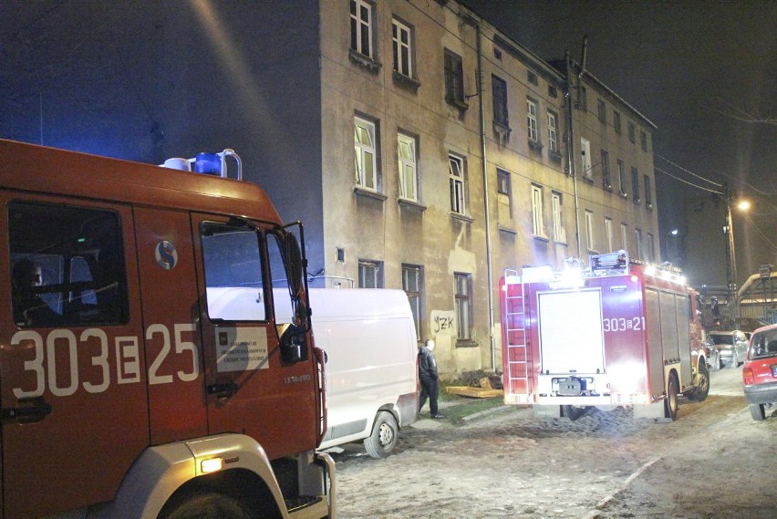 Pożar w kamienicy na Piasta. 2 osoby ranne, 12 ewakuowanych [ZDJĘCIA]