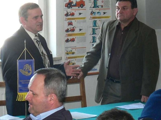 Dewastacja rzeki odbyła się przy cichej akceptacji władz - stwierdził Tadeusz Turski (z lewej), pytając burmistrza Tadeusza Bałchanowskiego o to, czy wywożenie gliny nad Kamionkę było legalne.