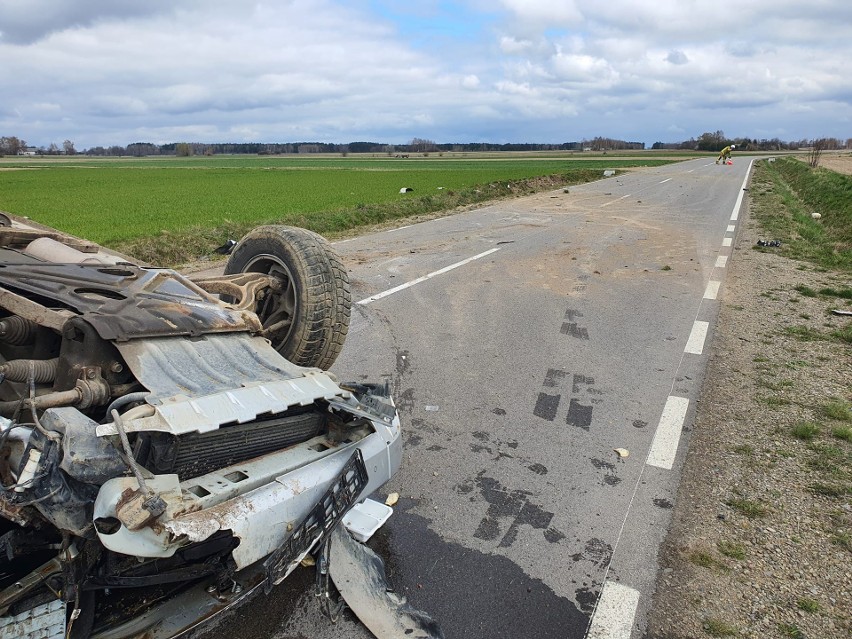 Groźny wypadek w gminie Skaryszew. Samochód osobowy dachował na drodze. Jedna osoba w szpitalu